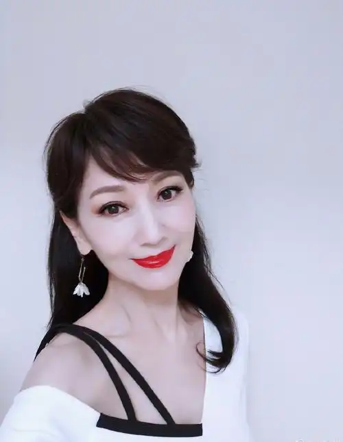 赵雅芝穿蓝色轻纱礼服仙气十足 笑容温婉容颜依旧