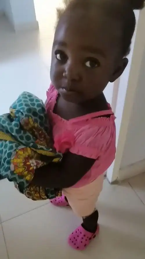 非洲小黑萌娃,跟巧克力一个色!