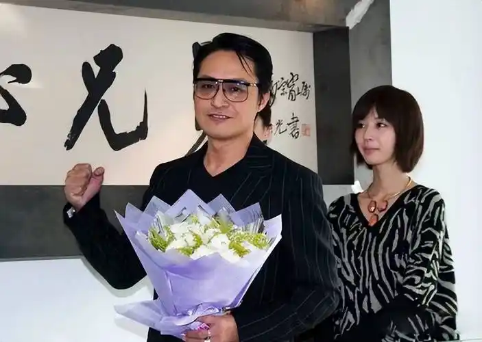 61岁马景涛近照曝光,脸部肿胀略显呆滞,网友:以为是山寨明星_其他