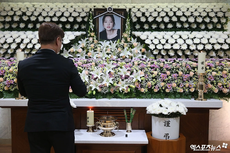 粉丝排队吊唁韩国歌手具荷拉:入场前泣不成声(图)|具荷拉|崔雪莉