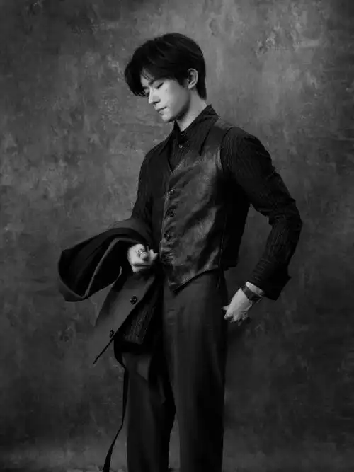 易烊千玺闪光成影##四字 易烊千玺 yyqx 四字弟弟