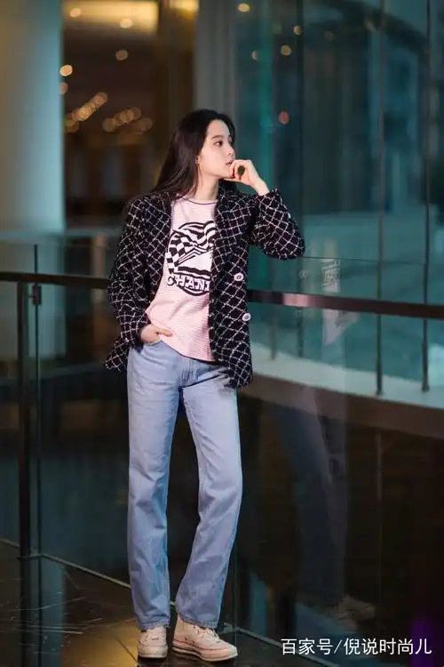 欧阳娜娜日常私服一袭,不同风格的搭配看起来各有千秋