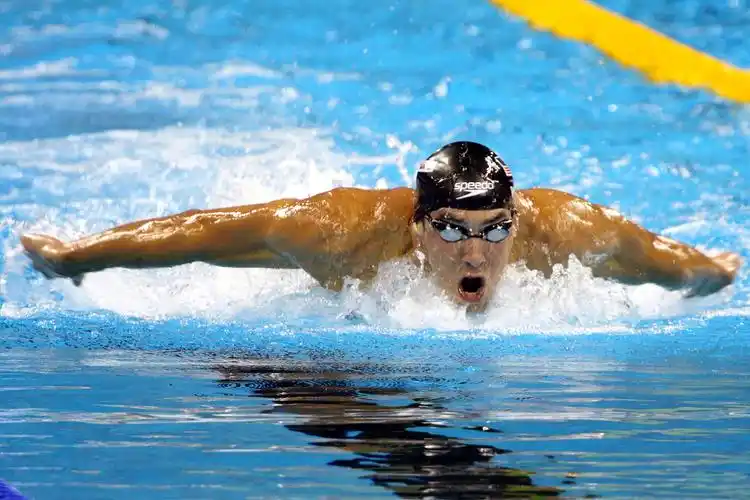 奥运会男子200米蝶泳决赛和4×200米自由泳接力中,菲尔普斯成功夺冠