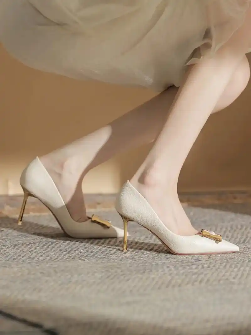 h扣尖头白色高跟鞋