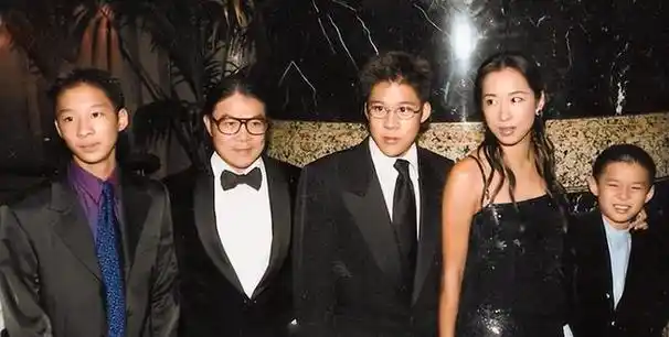 朱玲玲自己感情生活美满,可是二儿子至今单身,三儿子也还没结婚