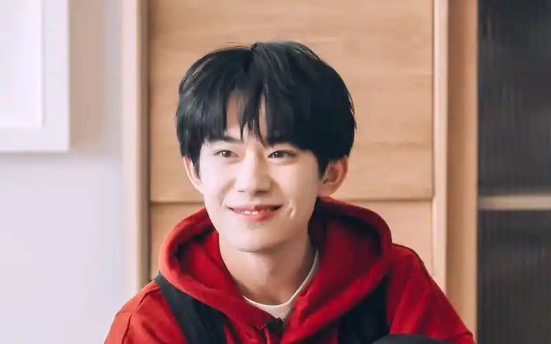 【易烊千玺】520表白/一百个微笑镜头_哔哩哔哩_bilibili