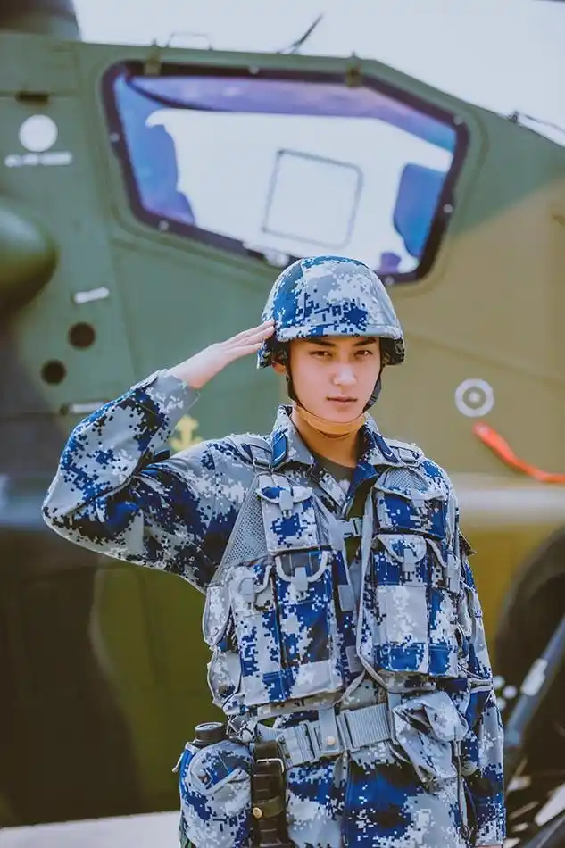 黄子韬帅气射击被赞专业 直抒军人情怀
