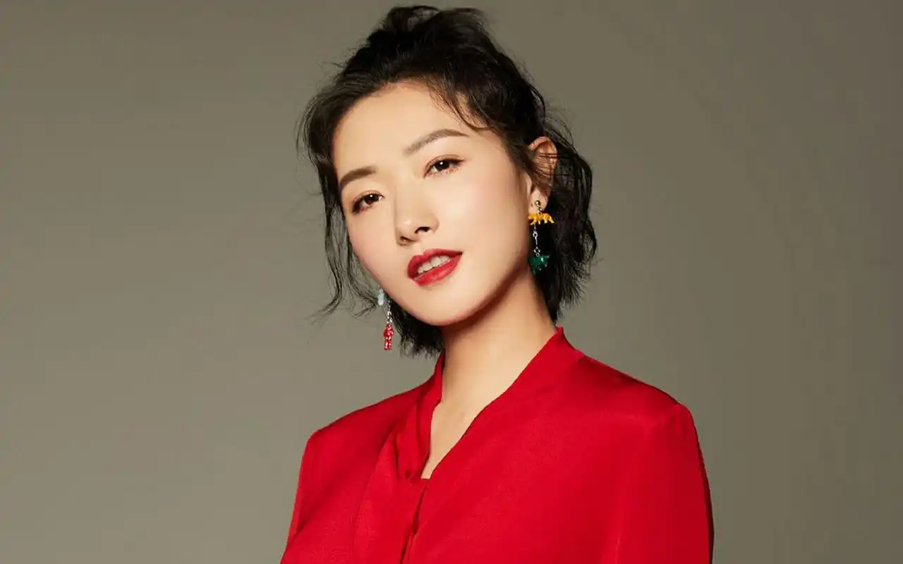 万茜在社交平台上晒出一张扎马尾的照片,引发网友猜测其是否怀孕,但