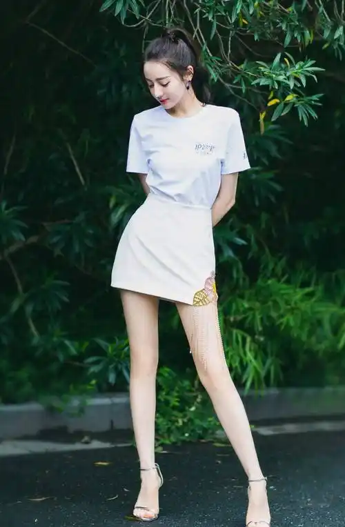 热巴的名利场穿搭,时而青春靓丽,时而时尚妩媚,时而狂放不羁_身材