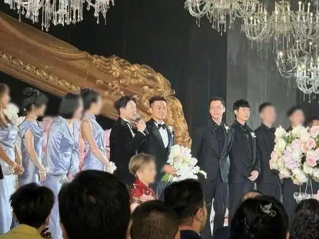 陈伟霆给好兄弟当伴郎,金丝眼镜黑西装造型,妈妈和哥哥也来了