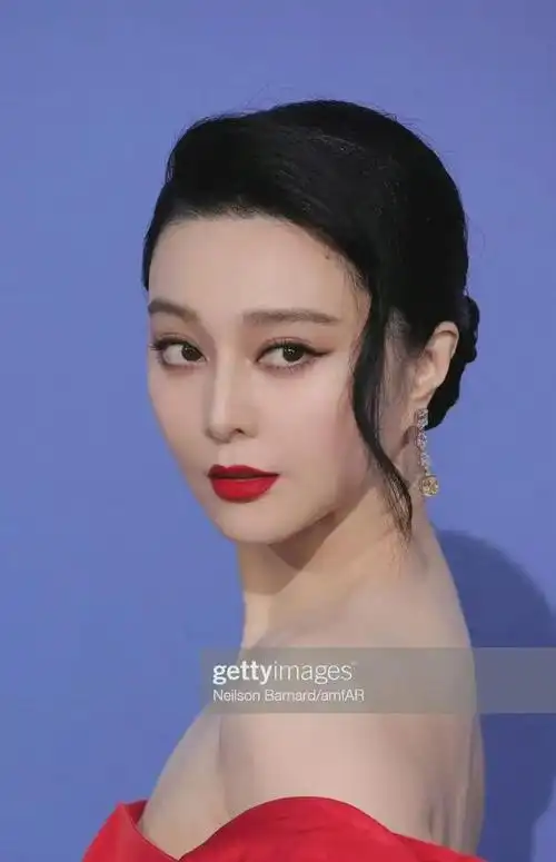 虽说不是她的粉丝,夏纳红毯还是得看范冰冰