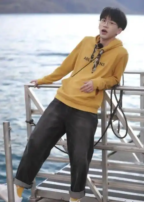 原创费启鸣摘掉眼镜就像变了个人却惹争议这颜值全靠眼镜