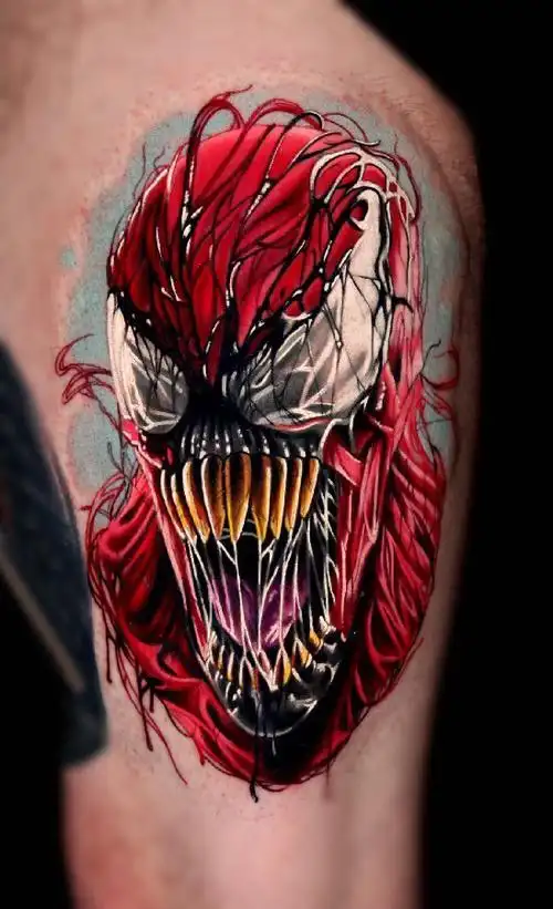 男生大臂上彩绘简单抽象线条恐怖人物纹身图案