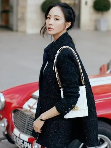 张钧甯晒欧洲街头美照,与"男朋友"亲密接触,难道是官宣吗?_生活