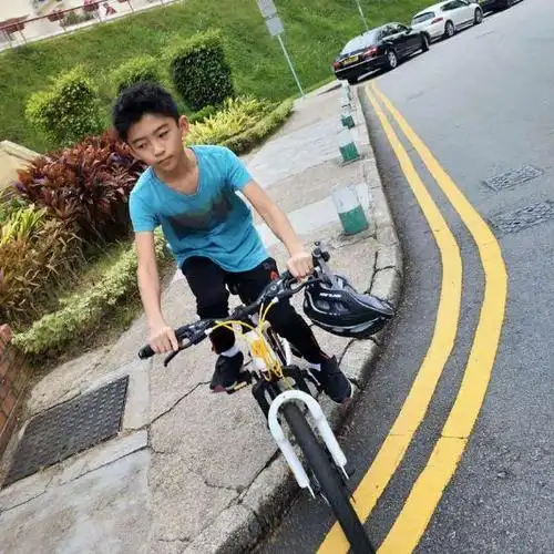 昨天张柏芝为13岁儿子庆生,lucas身高过1米7,冷酷样像极谢霆锋