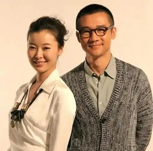 爷爷是开国上将,爸爸是副参谋长,家世显赫的她52岁却仍不婚不育