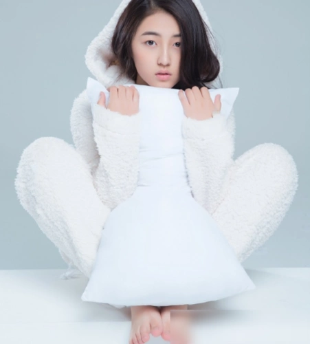 张子枫"光脚"拍照,清新感十足太圈粉,网友:这脚趾我不配拥有