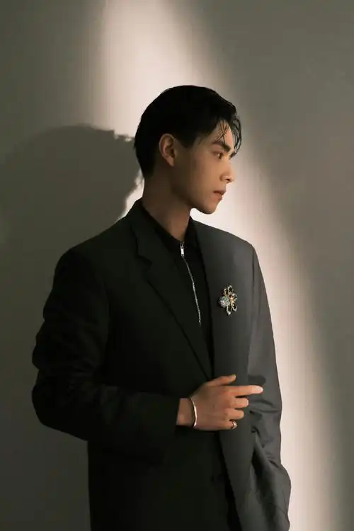 套装#胡一天新剧《请和这样的我恋爱吧》花絮照来啦,牛仔套装随性帅气