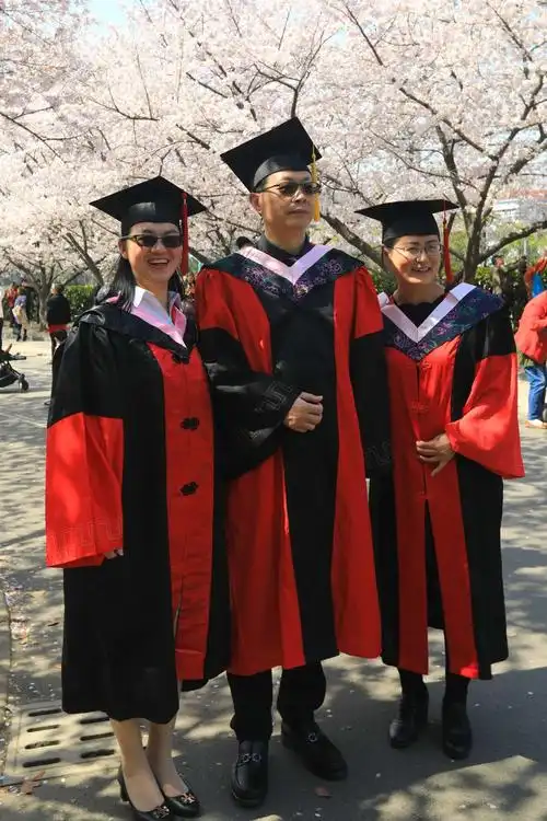 身着红色博士服的学霸.