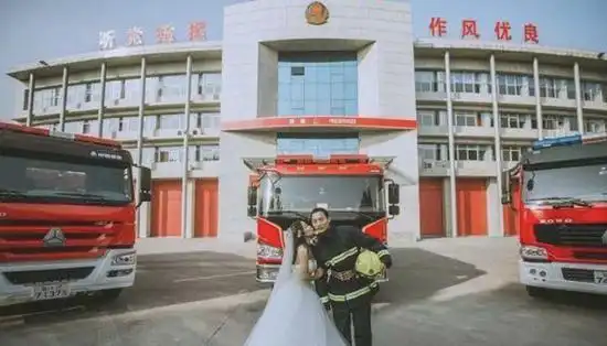 与河南济源市消防支队特勤中队消防员许超超,如愿以偿的领了结婚证