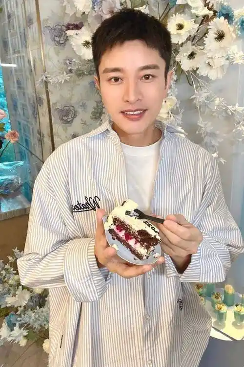 贾乃亮38岁生日写真曝光,英俊潇洒又帅气,一个人生活也过得很好_大叔