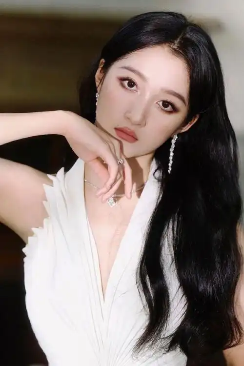 没想到有这么漂亮的裙子,而且还比关晓彤的年龄还要大三岁!