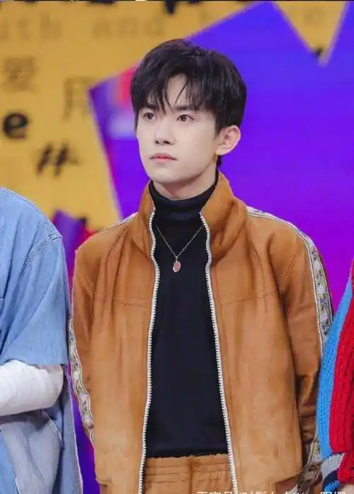 镜头下的易烊千玺一脸的青涩,精致的脸型和端正的五官简直就是标准的