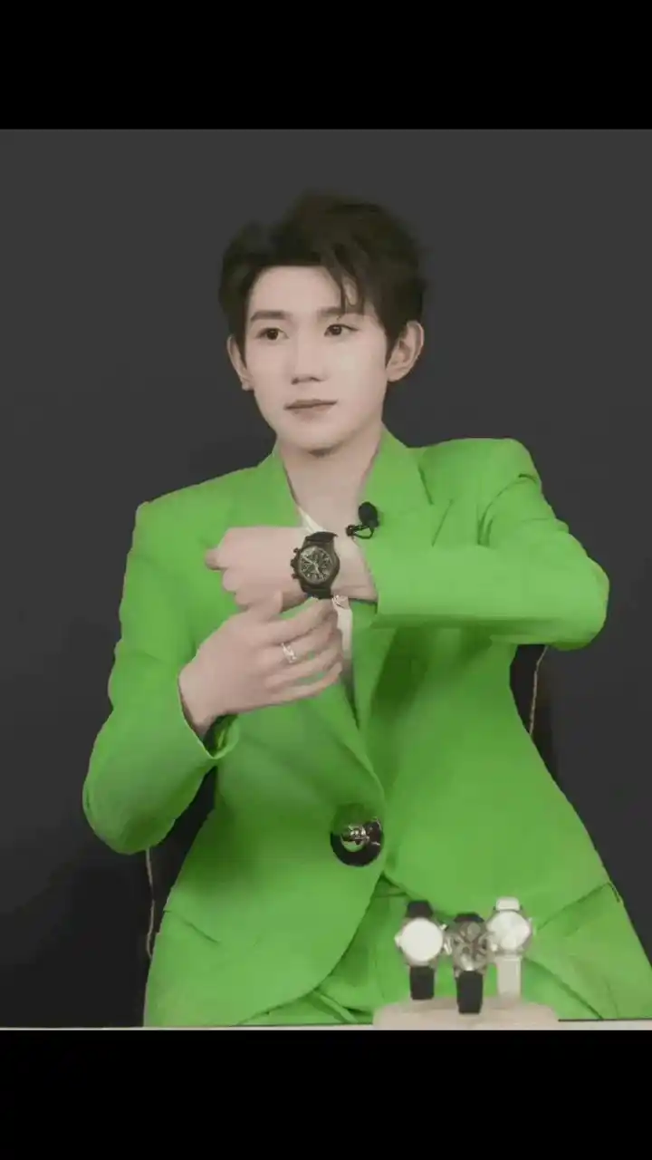 王源穿这种绿色的衣服真的好好看啊