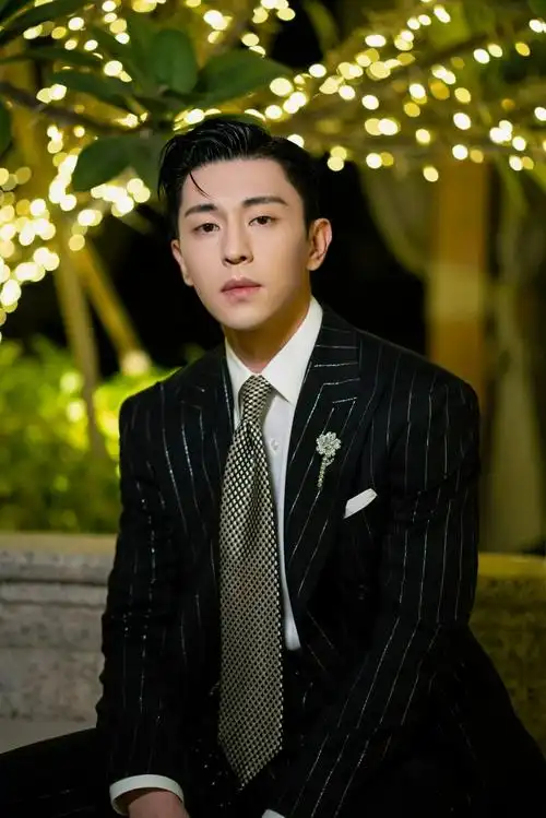 邓伦身着条纹西装尽显绅士风