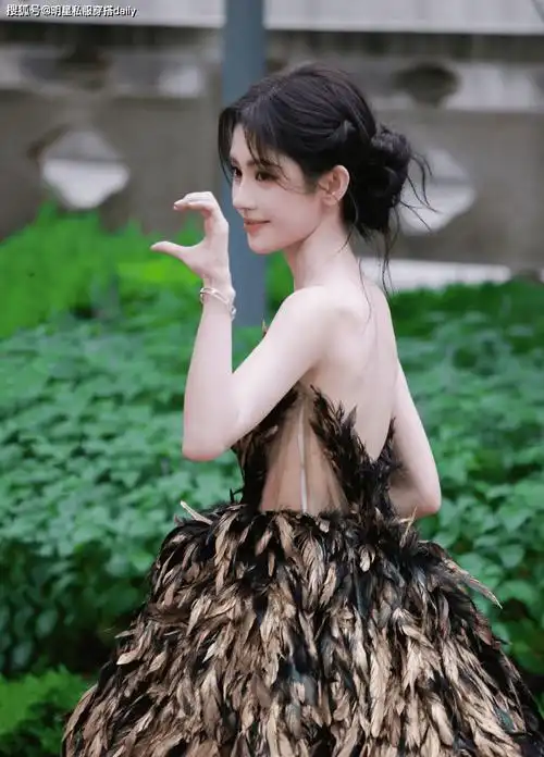 鞠婧祎换新造型了!一袭金色羽毛抹胸裙惊艳亮相,粉丝:涅槃重生