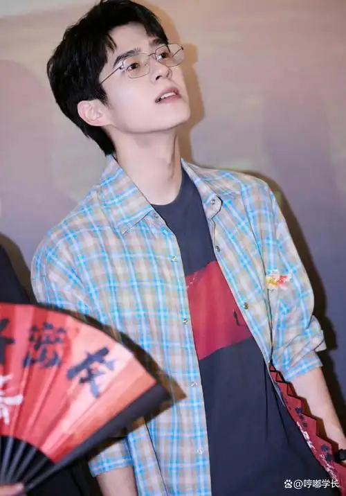 当红偶像小生刘昊然,身穿秋冬汉麻混纺格纹衬衫,酷帅少年感十足