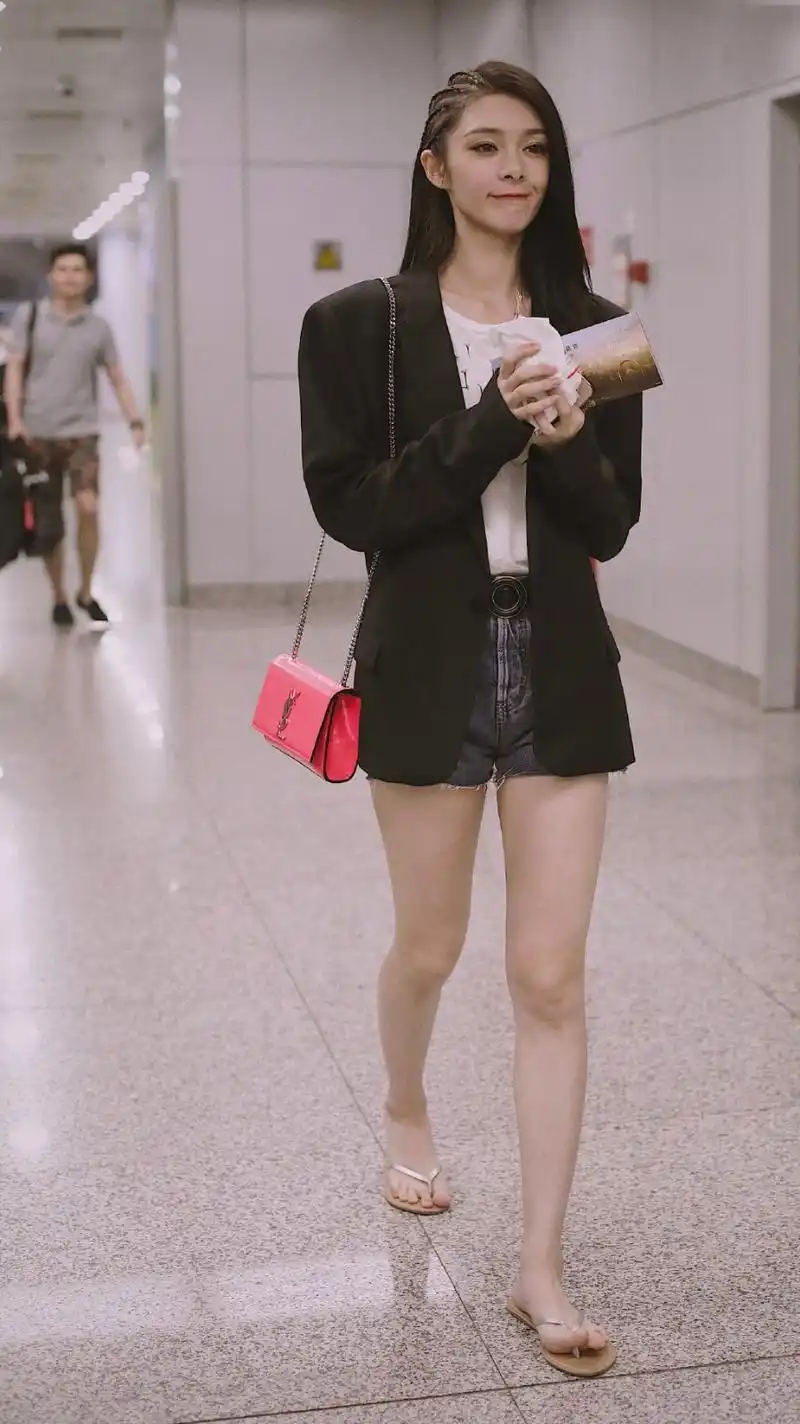 傅菁太接地气,穿"浴室拖鞋"现身,配一字肩上衣短裤大秀长腿