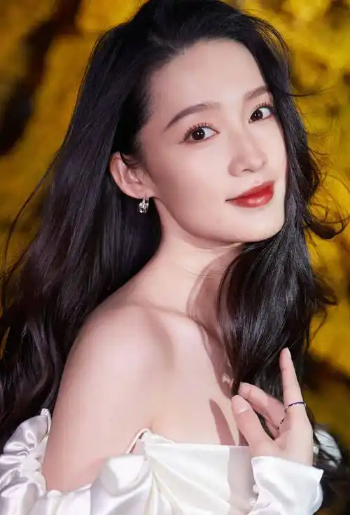 美艳女星李沁的高跟鞋美图_凉鞋_黑色_女明星