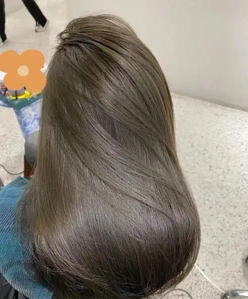 流行什么颜色的头发,今年女性流行什么颜色的头发(2022冬季流行发色)