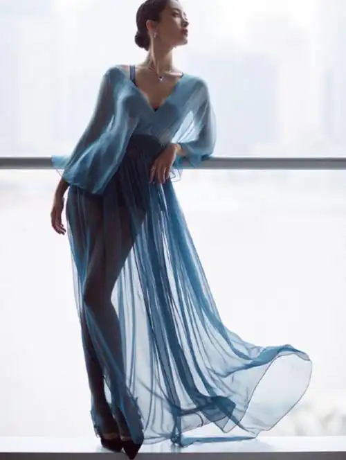 不过,这样的裙装非常挑穿着者的身高,连杨采钰也要穿高跟鞋,来凸显