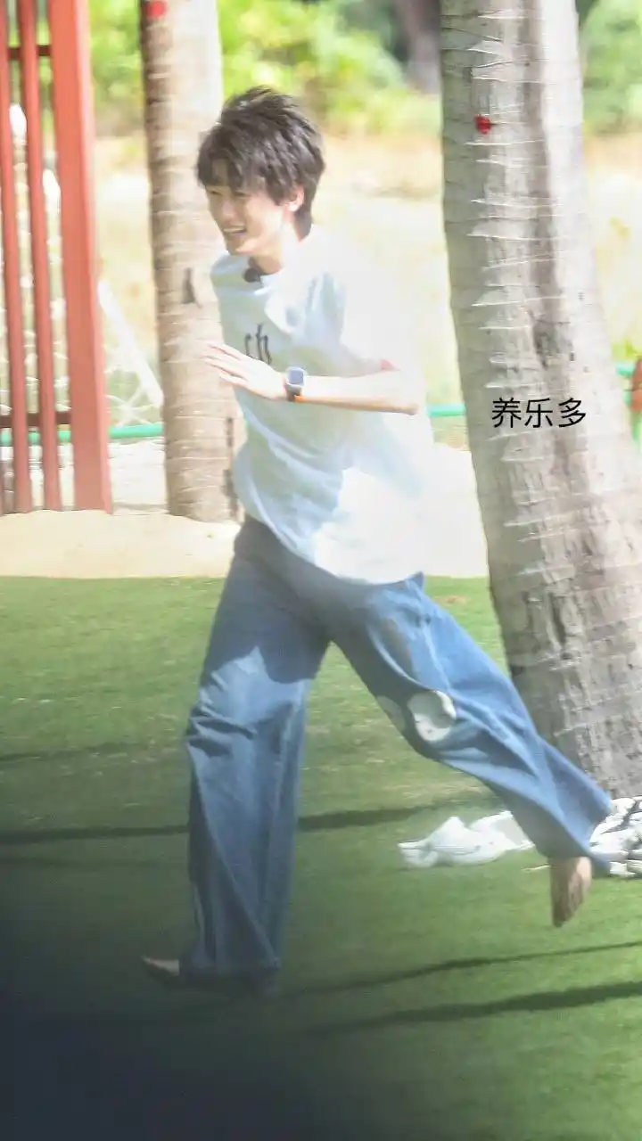 宋亚轩团综光脚奔跑路透#  笑得好开心啊～(cr.logo)
