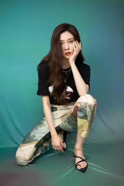 宋妍霏在亲妈面前总算收敛点穿基础款t恤配长裤却凭印花惊艳