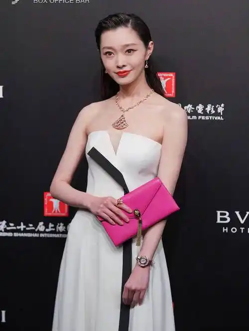 宋轶身穿一袭抹胸长裙出席活动 装扮精致女人味十足不失灵动效果