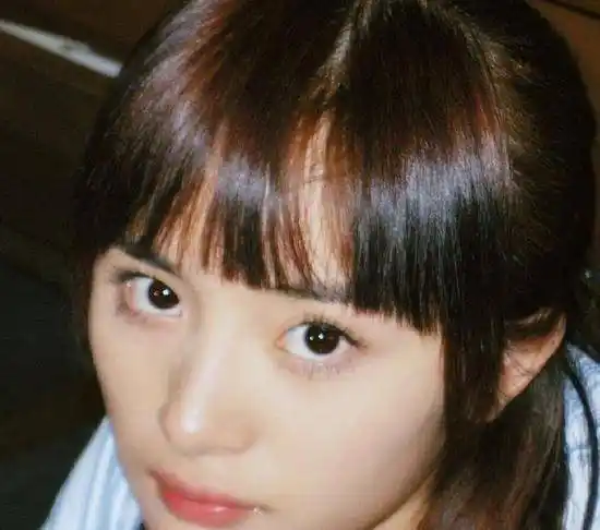 19岁杨幂"素颜照"被公开!看清身后男同学正脸后,娱乐圈人缘太强了