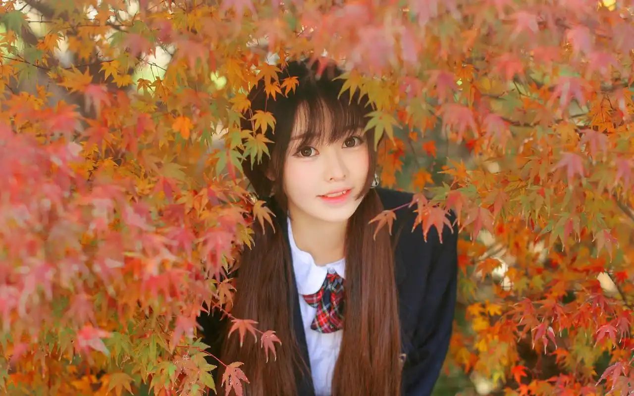 可爱大眼美女清新文艺高清桌面壁纸