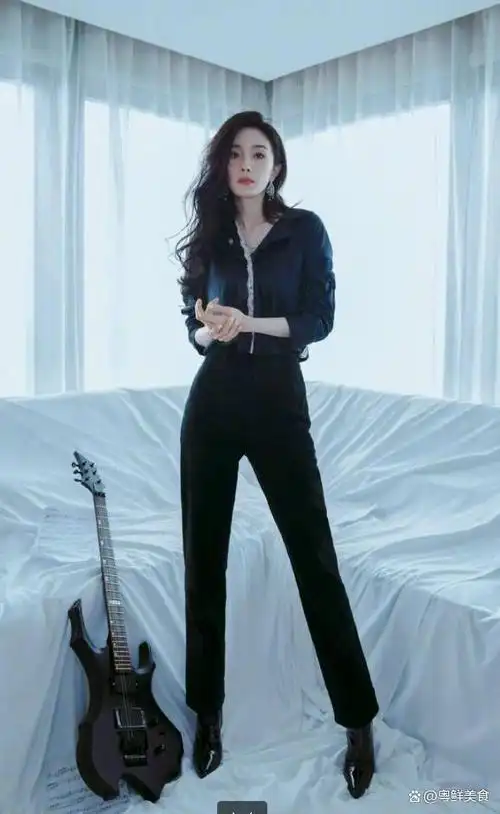 杨幂全黑造型甜美酷飒,高跟鞋大波浪诠释熟女魅力
