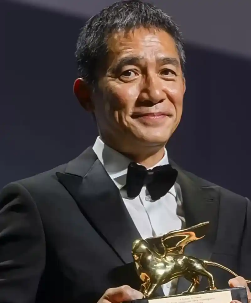 刘嘉玲给自家老公当站姐,她晒出梁朝伟参加活动帅照,伟仔满脸皱纹却别