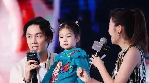 戚薇的女儿小lucky与她母亲如出一辙,除了双眼皮外,她的面部没有经历