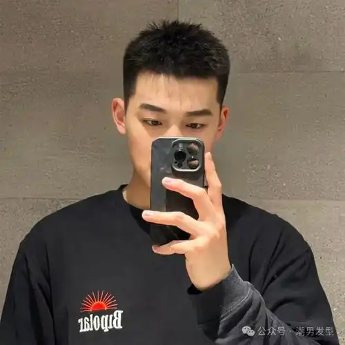 而且也很好看,整体头发全部剪短,并且两边的头发铲出渐变的效果,刘海