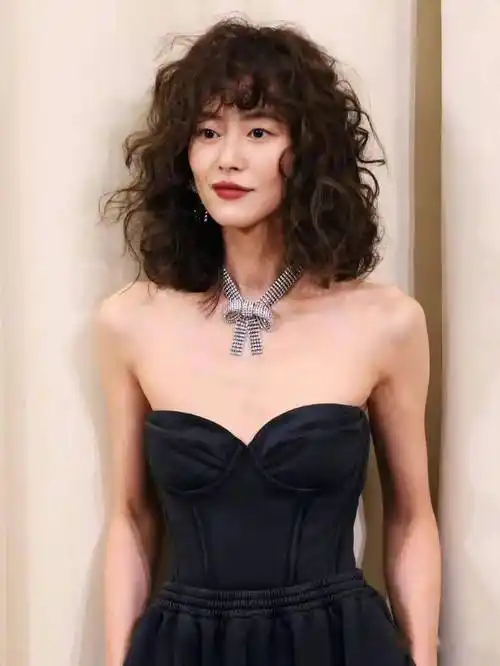 复古港风烫发女孩年底烫发约起来