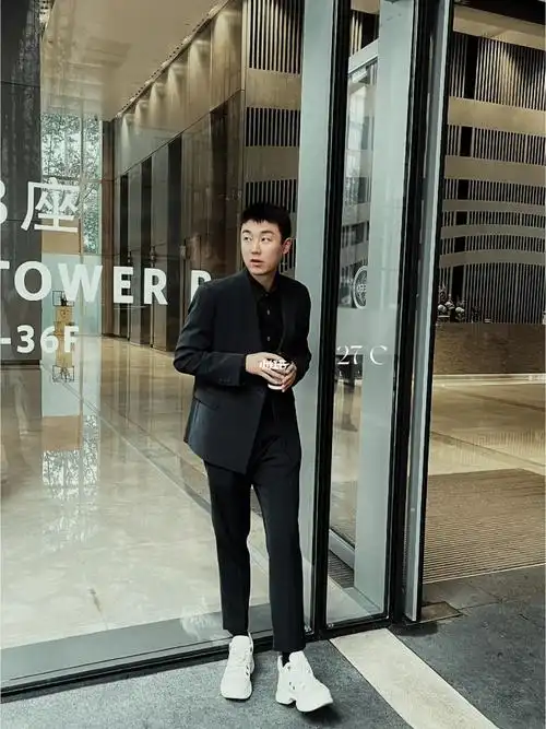 休闲西服搭配休闲鞋