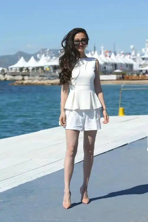 风中凌乱的杨颖依旧美得不像话,肉色高跟鞋衬托出腿的修长