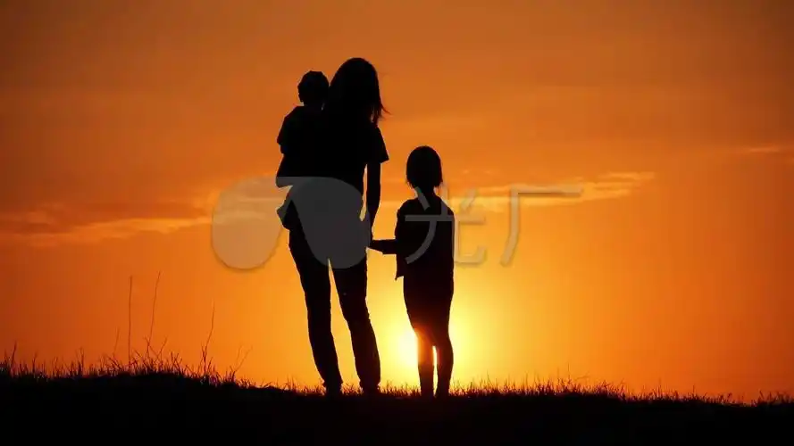 女儿牵手母亲背影图片