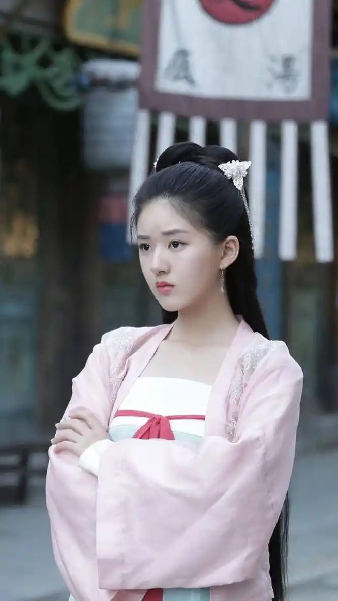 赵露思,彭小苒,鞠婧祎小花中的古装美女,谁是90后神颜?