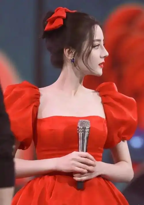 迪丽热巴美出新高度,穿红色公主裙甜美减龄,登上春晚喜气洋洋